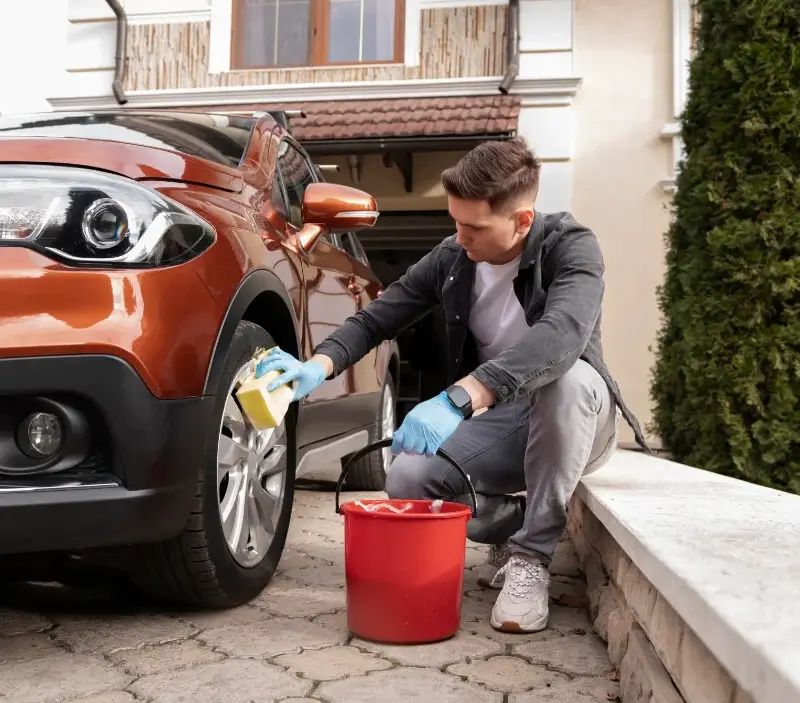 Lavage auto à domicile Saint-Martin-l'Ars : professionnel intervenant sur un véhicule
